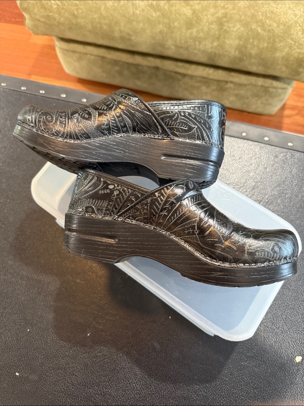 Dansko Black Embossed Floral Tooled Leather Clogs 39 - Picture 6 of 11